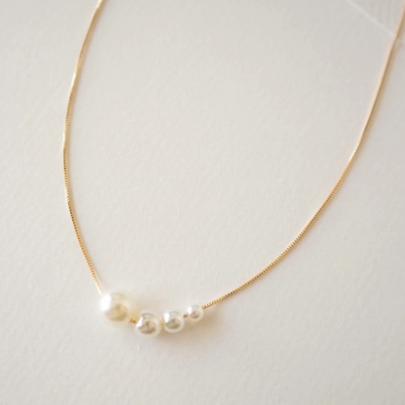 NWOT Pearl Gold Minimalist Necklace - Picture 2 of 2